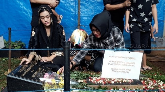 Ziarah ke Makam Julia Perez, Adik Beri Tahu Lagi Ada Wabah Corona