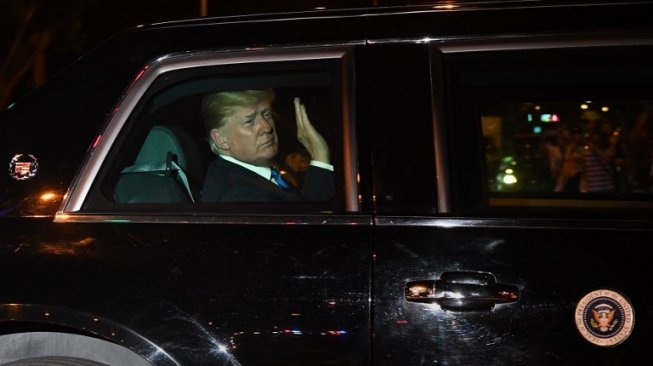 Presiden AS Donald Trump tiba di Pangkalan Udara Paya Lebar, Singapura, Minggu (10/6/2018), untuk menghadiri pertemuan dengan Pemimpin Korut Kim Jong Un. [AFP/Saul Loeb]