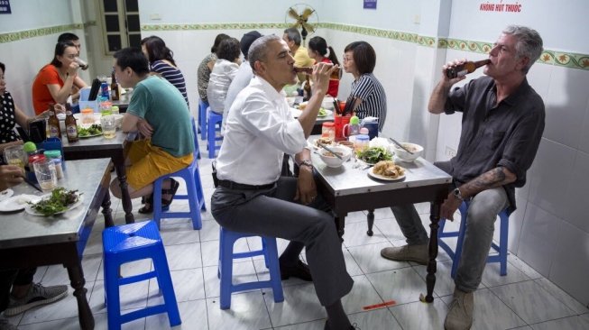 Anthony Bourdain dan Presiden Obama mencicipi makan dan bir dingin di Hanoi, Vietnam, 2016 (Pete Souza/Barack Obama Twitter).