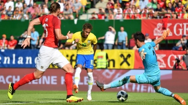 Pemain Brasil Neymar menjebol gawang Austria dalam laga persahabatan yang digelar Minggu (10/6/2018). Di pertandingan itu Brasil menang telak 3-0. [AFP]