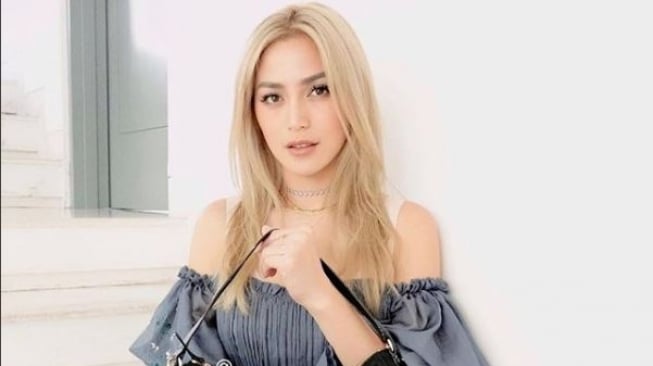 Jessica Iskandar Jadi Mak Comblang Nia Daniaty dengan Cowok Bule