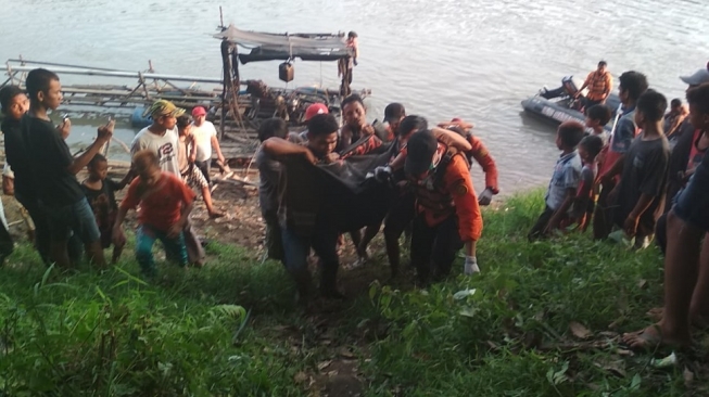 Panik Lihat Polisi, Terduga Pelaku Pungli Terjun ke Sungai Enim