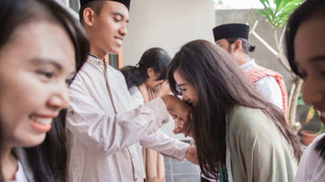 Silaturahmi dengan keluarga dan kerabat saat Lebaran. (Shutterstock)