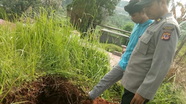 Lampiaskan Fantasi Seks, Indra Rudapaksa 3 Gadis ABG di Kuburan Cina