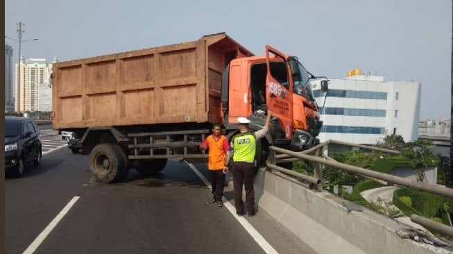 Hampir Terjun, Truk Sampah Tabrak Pembatas Tol Tanjung Priok