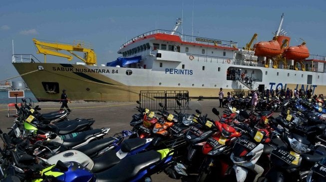 Pemudik Sepeda Motor Gunakan Kapal Pelni