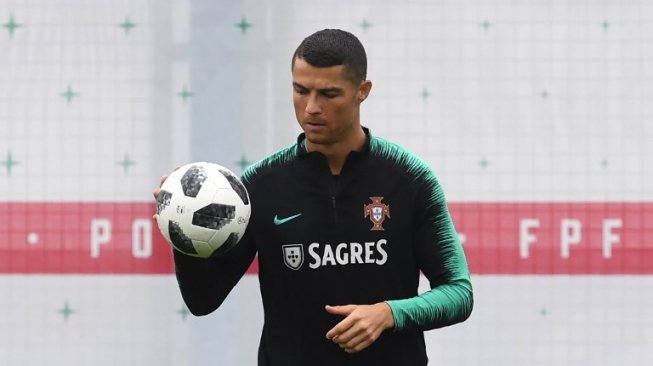 Cristiano Ronaldo mengikuti sesi latihan bersama tim nasional Portugal jelang putaran final Piala Dunia 2018 [AFP]