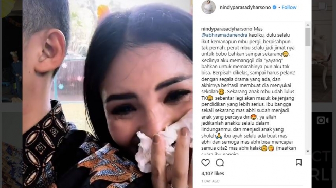 Nindy Ayunda terharu di wisuda anaknya (nindyparasadyharsono/instagram).