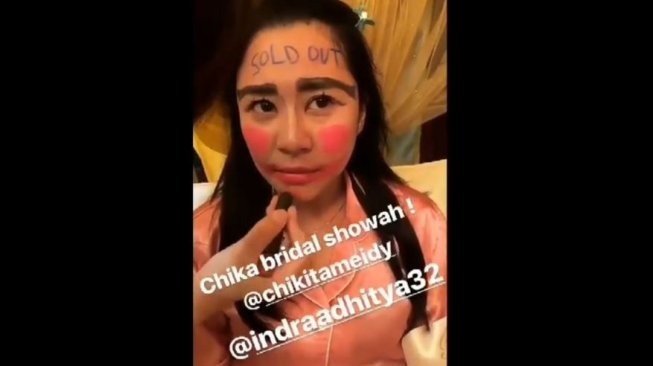 Chikita Meidy bersama calon suami saat momen bridal shower (chikitameidy/instagram).