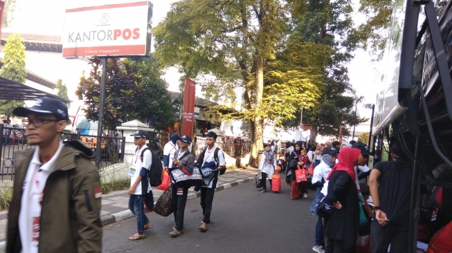 PT Pos Indonesia menggelar mudik gratis 2018 yang diperuntukan bagi masyarakat di Bandung yang akan mudik ke daerah Jawa Tengah dan Daerah Istimewa Yogyakarta. (Suara.com/Aminuddin)