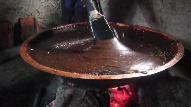 Dodol Betawi dimasak dengan menggunakan kayu bakar dan wadah yang terbuat dari tembaga. (Suara.com/Ferry Noviandi)