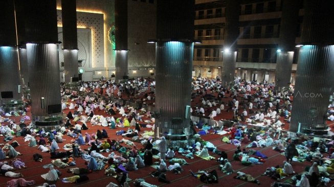 Umat Muslim beriktikaf di Masjid Istiqlal, Jakarta, Selasa (12/6). 