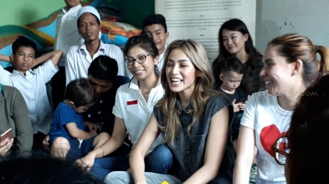 Jessica Iskandar bersama teman-temannya dan anak berkebutuhan khusus di Yayasan Bakti Amanah, kawasan Pasar Minggu, Jakarta Selatan, Selasa (12/6/2018) [Suara.com/Wahyu Tri Laksono]