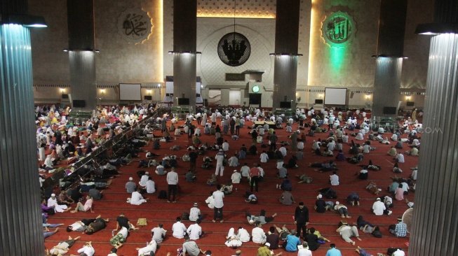 Umat Muslim beriktikaf di Masjid Istiqlal, Jakarta, Selasa (12/6). 