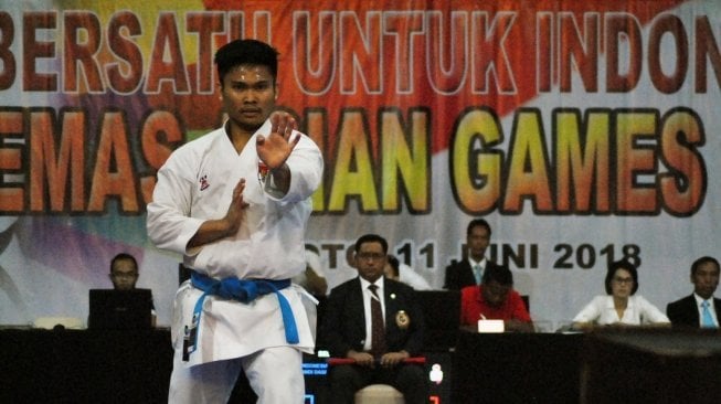 Karateka pelatnas Andi Dasril Dwi berlaga pada Kelas Kata Perorangan saat mengikuti Seleksi Akhir Timnas Inti Karate Asian Games 2018 di Sport Hall Hotel Arra Lembah Pinus, Ciloto, Kabupaten Cianjur, Jawa Barat, Senin (11/6). [Antara/Arif Firmansyah]