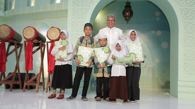 Ferry Irianto, General Manager Mal Ciputra Jakarta bersama anak panti asuhan di program sosial Wall of Hope yang mengusung tema Moments of Ramadhan.