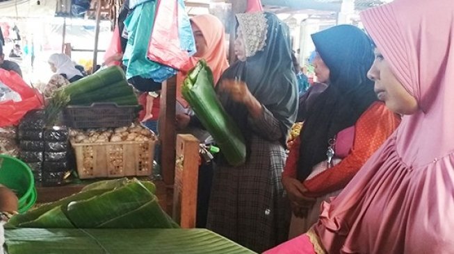 Eka, penjual daun pisang di Pasar Hamadi. (Foto: Kabarpapua.co)