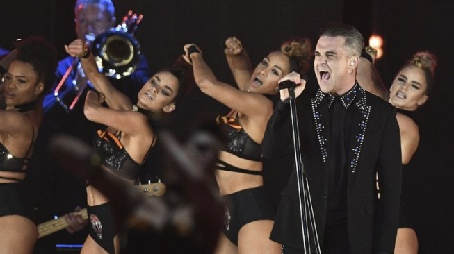 Penyanyi asal Inggris Robbie Williams tampil dalam sebuah konser di London [AFP]