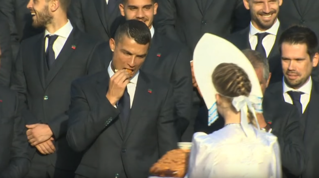 Sepotong Roti dan Garam untuk Cristiano Ronaldo