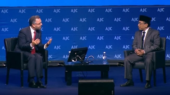  Gus Yahya yang juga menjabat sebagai anggota Dewan Pertimbangan Presiden ini, memenuhi undangan menjadi pembicara dalam forum global yang digelar America Jewish Committee (AJC). [YouTube]