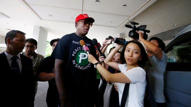 Legenda hidup bola basket AS Dennis Rodman di Hotel Regent, Singapura, Selasa (12/6/2018). [Reuters/Feline Lim]