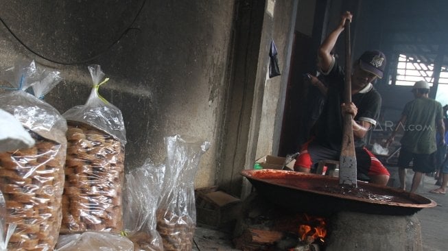 Pekerja membuat dodol Betawi di Kalibata, Jakarta, Selasa (12/6). 