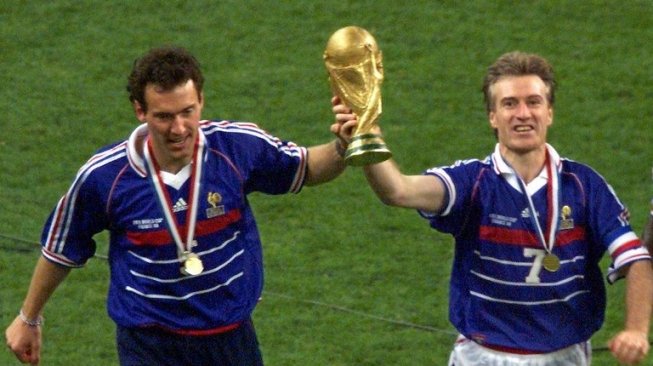 Didier Deschamps mengangkat trofi Piala Dunia bersama Lauret Blanc (kiri) usai memenangkan Piala Dunia 1998 [AFP]