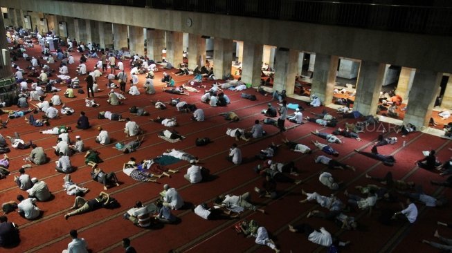 Umat Muslim beriktikaf di Masjid Istiqlal, Jakarta, Selasa (12/6). 