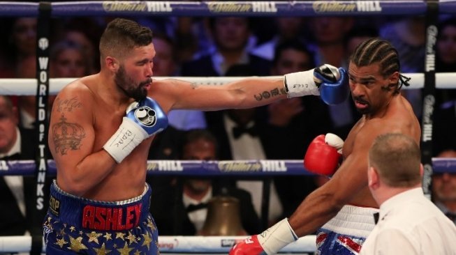 Tony Bellew mendaratkan pukulan straight kiri ke wajah David Haye dalam pertarungan kelas berat di O2 Arena, Inggris, 5 Mei 2018. [AFP/Daniel Leal-Olivas]