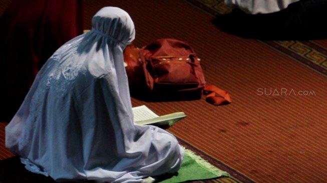 Umat Muslim beriktikaf di Masjid Istiqlal, Jakarta, Selasa (12/6). 