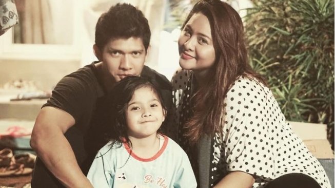 Iko Uwais, Audy Item dan putrinya. (Instagram)