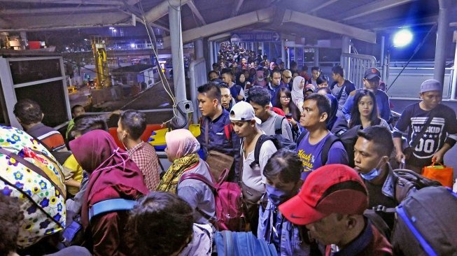 Ratusan pemudik yang akan menyeberang menuju Pulau Sumatra mengantre masuk ke kapal ferry di Pelabuhan Merak, Cilegon, Banten, Selasa (12/6).