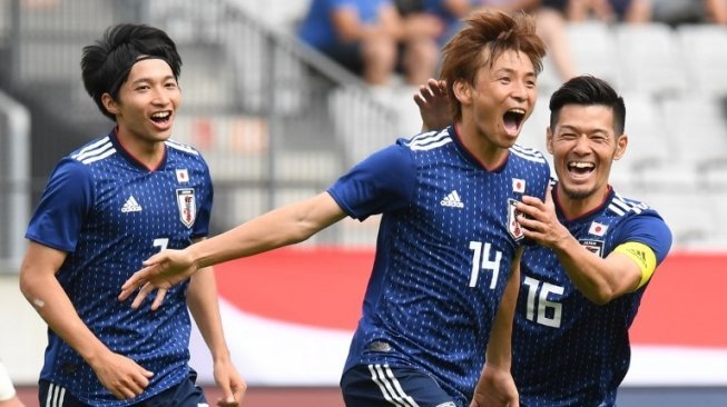 Pemain Jepang Takashi Inui (tengah) rayakan gol ke gawang Paraguay di laga uji coba yang berlangsung Selasa (12/6/2018) [AFP]