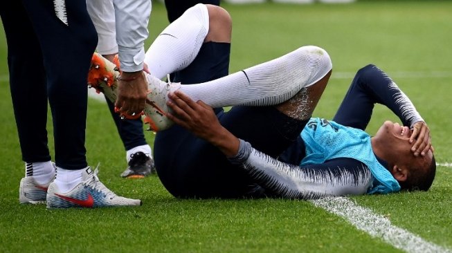 Kylian Mbappe terkapar usai ditekel Adil Rami dalam sebuah sesi latihan Timnas Prancis jelang Piala Dunia 2018 (FRANCK FIFE / AFP)