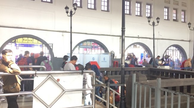 Volume Pemudik di Stasiun Pasar Senen Hari Ini Menurun