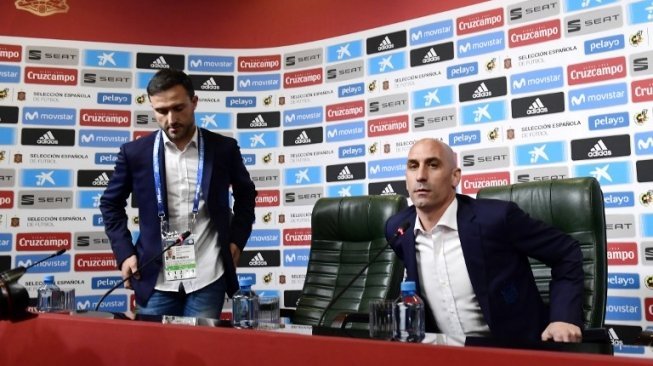 Presiden RFEF Luis Rubiales mengumumkan pemecatan Julen Lopetegui satu hari jelang bergulirnya Piala Dunia 2018 [AFP]