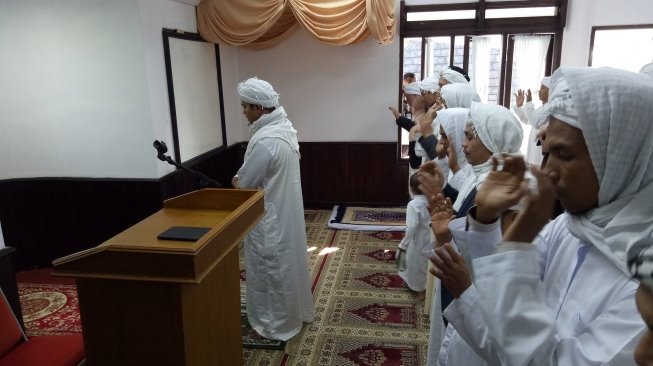 Jemaah tarekat Naqsabandiyah salat Ied lebih dulu. (Suara.com/Rambiga)