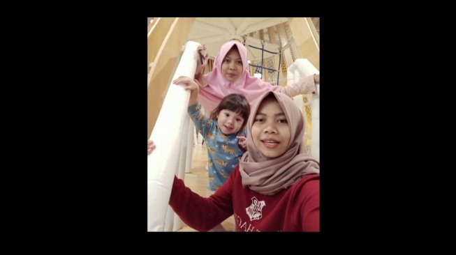 Siti Rukoyah, pengasuh Gempita, anak pasangan Gading Marten dan Giselle Anastasia (@siti_syalalah/instagram). 