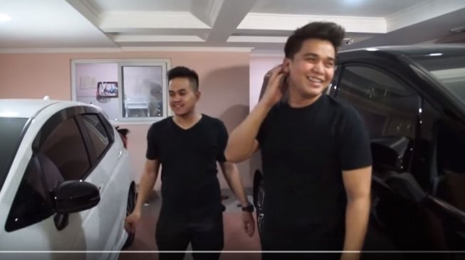 Billy Syahputra beli dua mobil baru. (Vlog Billy Syahputra)