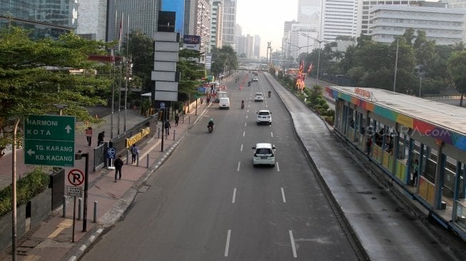 Kendaraan melintas di Jalan Jenderal Sudirman, Jakarta, Rabu (13/6).