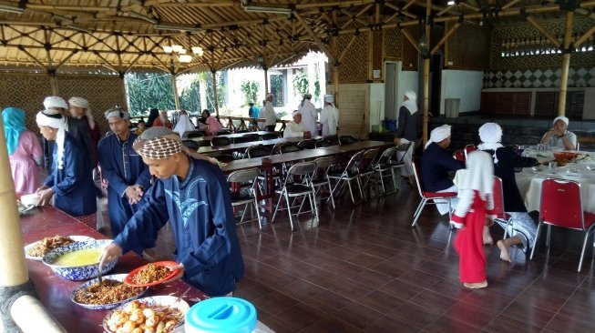 Jemaah tarekat Naqsabandiyah salat Ied lebih dulu. (Suara.com/Rambiga)