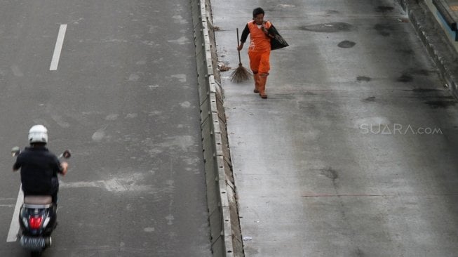 Kendaraan melintas di Jalan Jenderal Sudirman, Jakarta, Rabu (13/6).