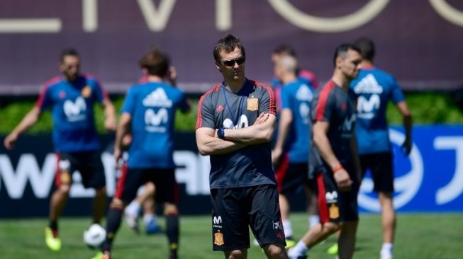 Pelatih tim Spanyol Julen Lopetegui (tengah) memimpin skuat Spanyol berlatih menjelang Piala Dunia 2018. Pierre-Philippe MARCOU / AFP