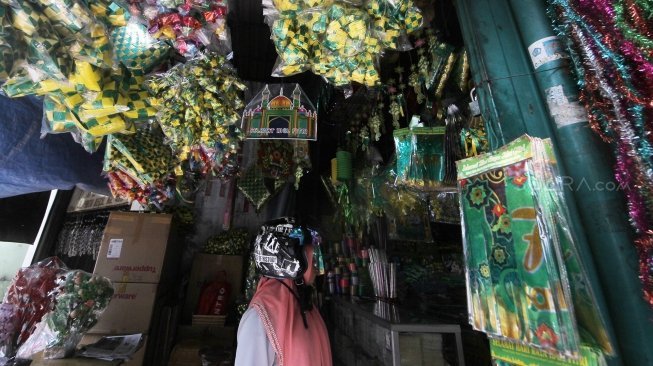 Penjualan pernak pernik Idul Fitri di Pasar Asemka, Jakarta, Rabu (13/6). 