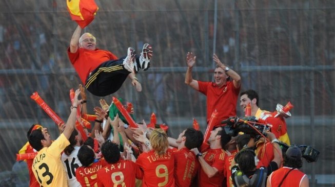 Luis Aragones diarak para pemain Spanyol usai menjuarai Piala Eropa 2008 [AFP]