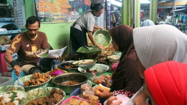 Jual Lauk Pauk, Omzet Warung Mbah Rajak Capai Rp 25 Juta Per Hari