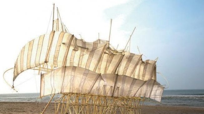 Strandbeests milik Theo Jensen di ArtScience Museum. (Sumber: Istimewa)