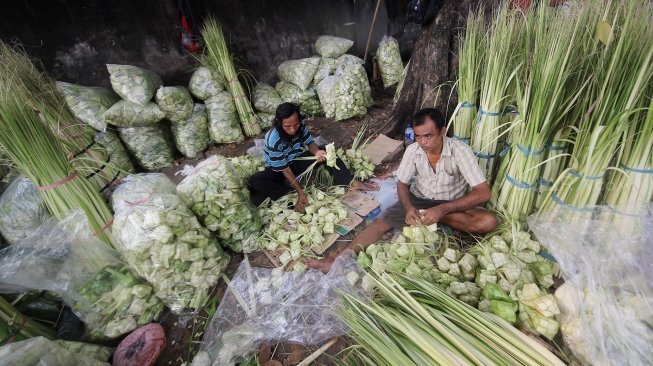 Penjual kulit ketupat di Pasar Palmerah, Jakarta, Kamis (14/6).