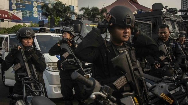 Sejumlah personel kepolisian mengikuti Apel Gelar Pasukan Pengamanan Malam Takbiran di Polda Metro Jaya, Jakarta, Kamis (14/6).