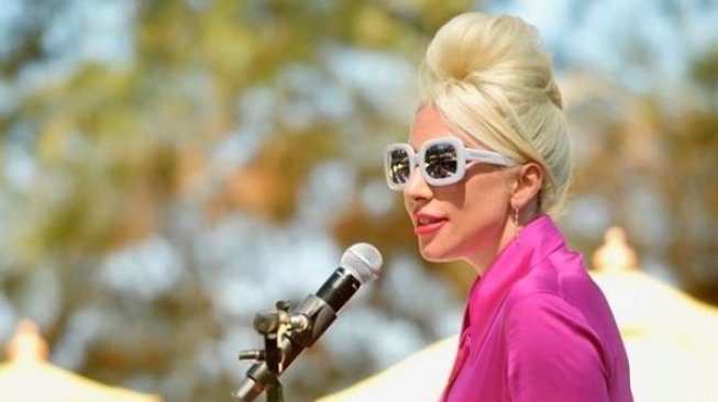 Lady Gaga berbicara di acara penggalangan dana Children Mending Hearts (@btwfoundation/instagram).